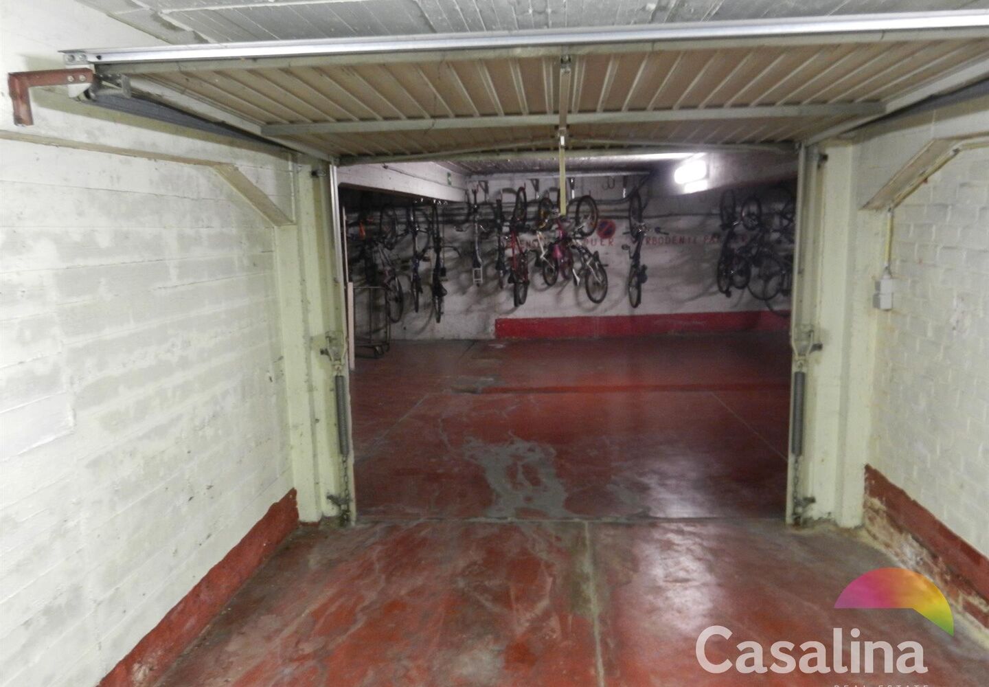 Closed garage for rent in Evere