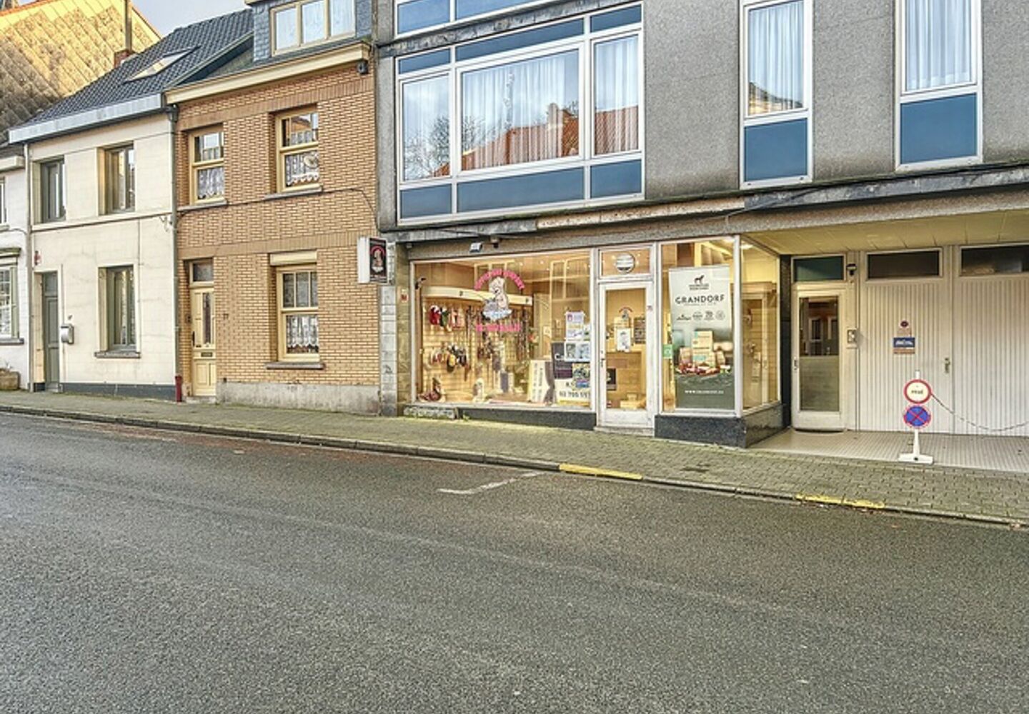 Commercial groundfloor for sale in Auderghem