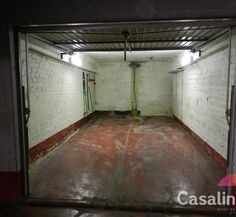 Closed garage for rent in Evere