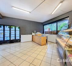 Commercial groundfloor for rent in Evere